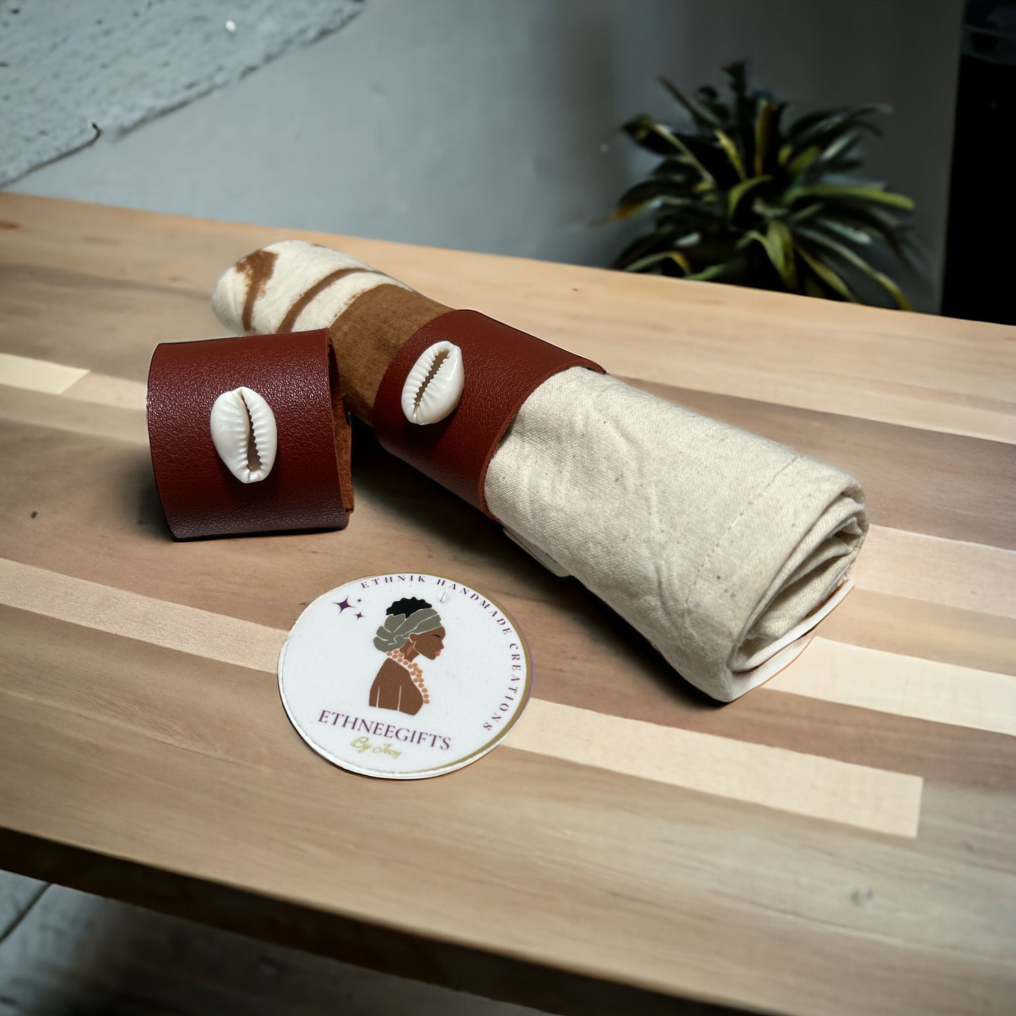 NAPKINS RINGS LEATHER & COWRIE (1 Set of 2)