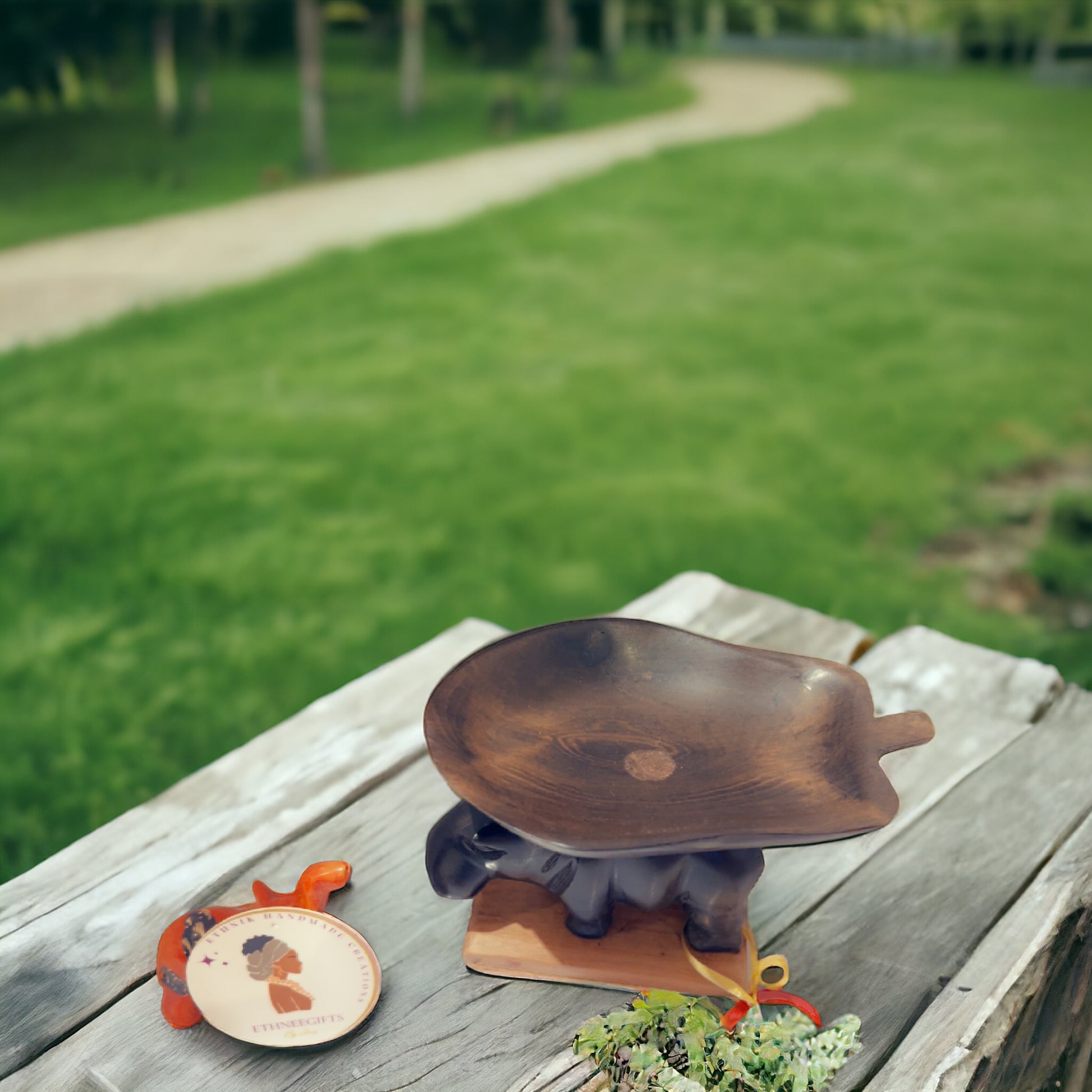 ETHNEEGIFTS - HOLDER WOOD HIPPOPOTAMUS COCOA POD BROWN SUPPORT