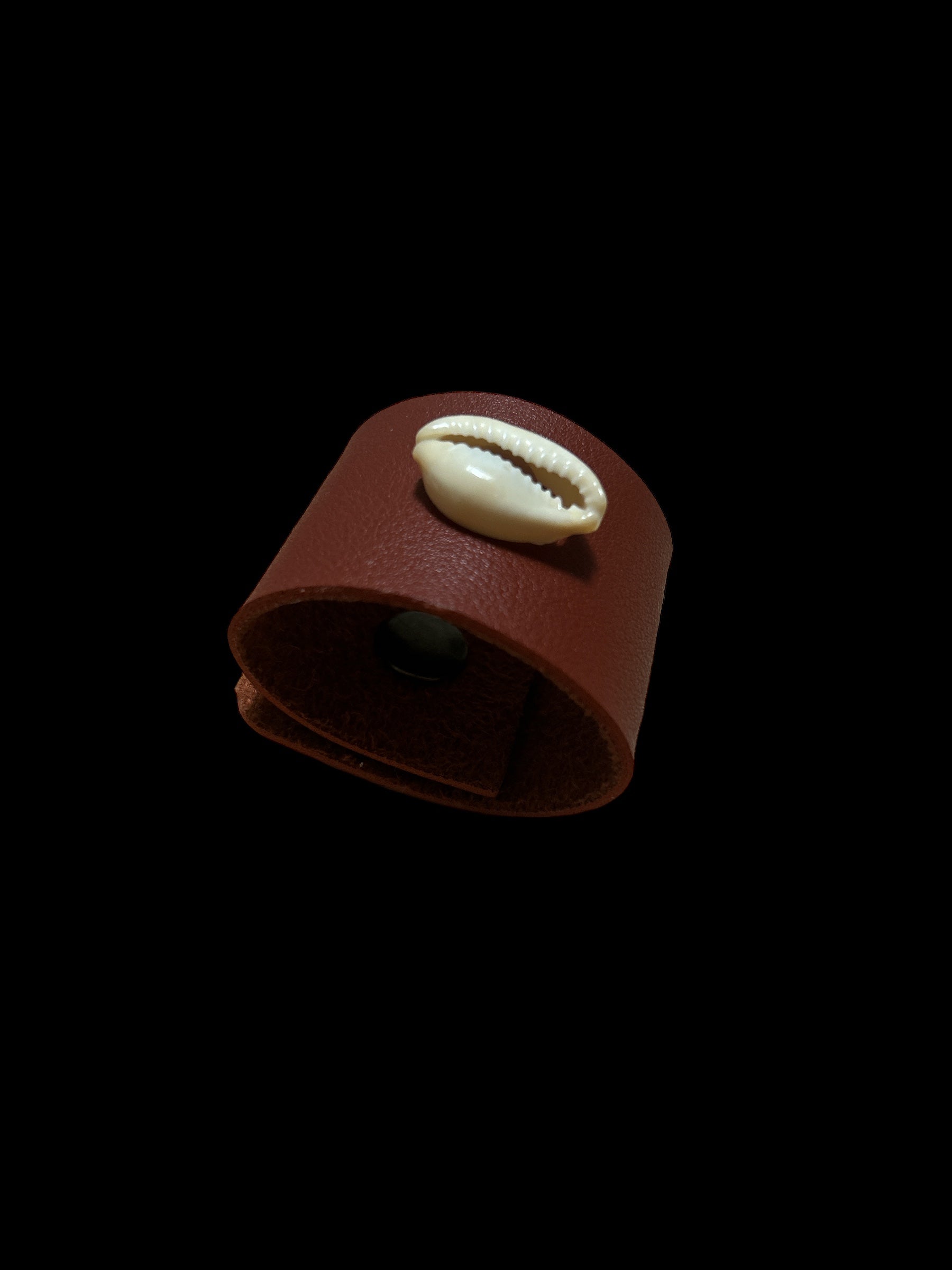 ETHNEEGIFTS - NAPKINS RINGS LEATHER & COWRIE (1 Set of 2)