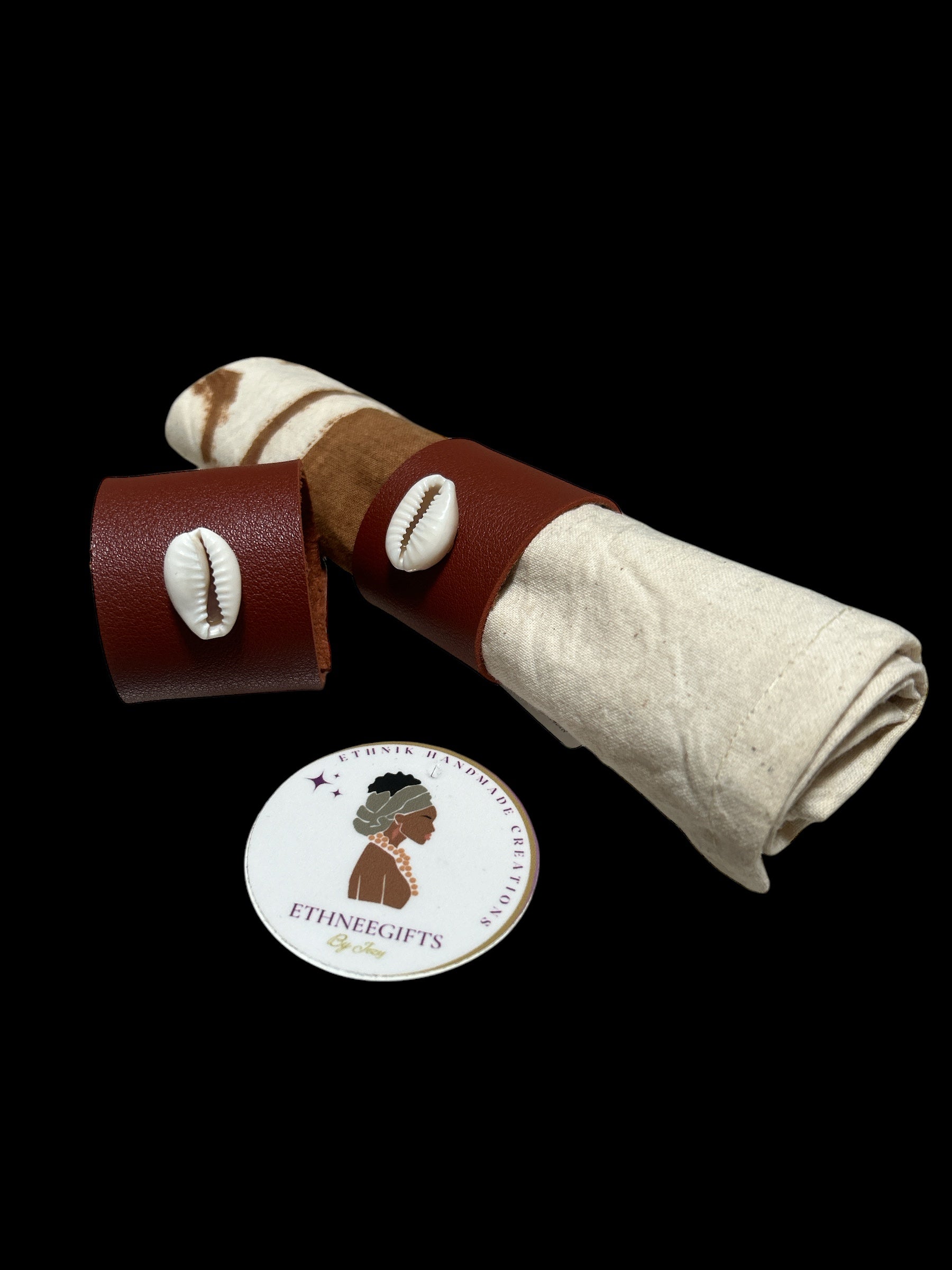 ETHNEEGIFTS - NAPKINS RINGS LEATHER & COWRIE (1 Set of 2)